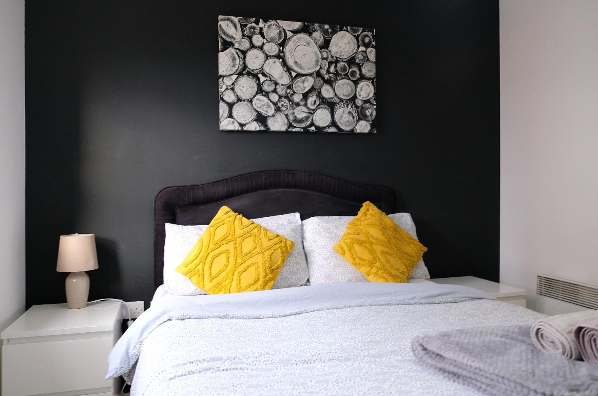 Bright 1 Bedroom Flat With Parking & Wifi For 3 Guests - Salford Uni, Victoria Station, Ao Arena Apartment Manchester