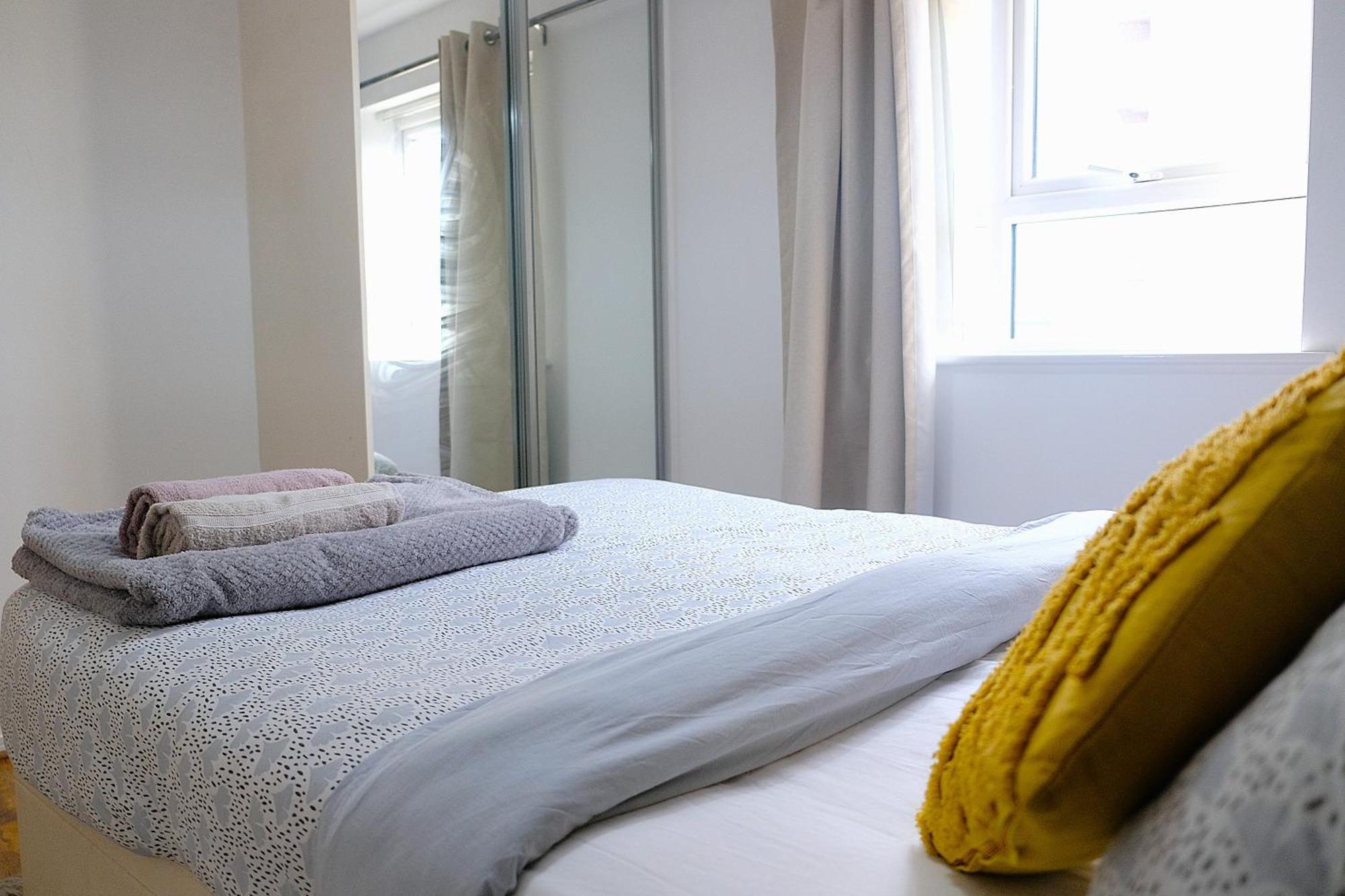 Bright 1 Bedroom Flat With Parking & Wifi For 3 Guests - Salford Uni, Victoria Station, Ao Arena Manchester