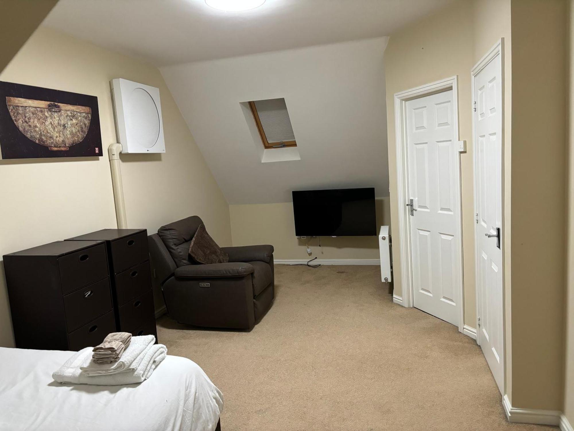 Apartment Affordable In A 4 Bedroom House *