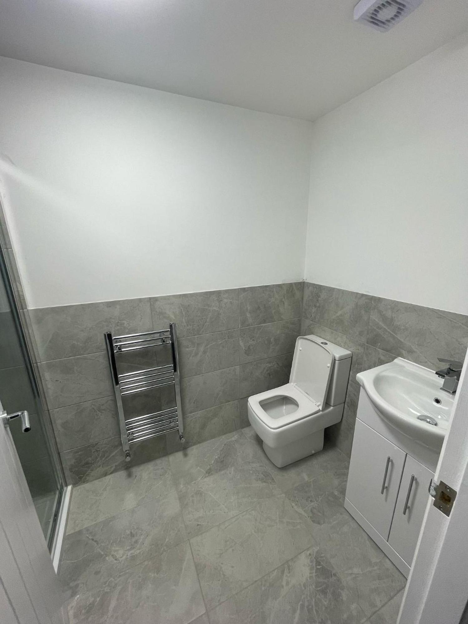 Modern 5 Bedroom House * Manchester
