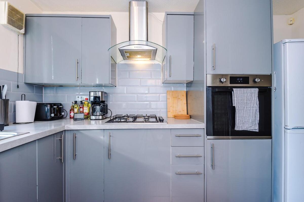 Cozy 3 Bed With Ps4 And Parking By Vista Short Lets * Manchester