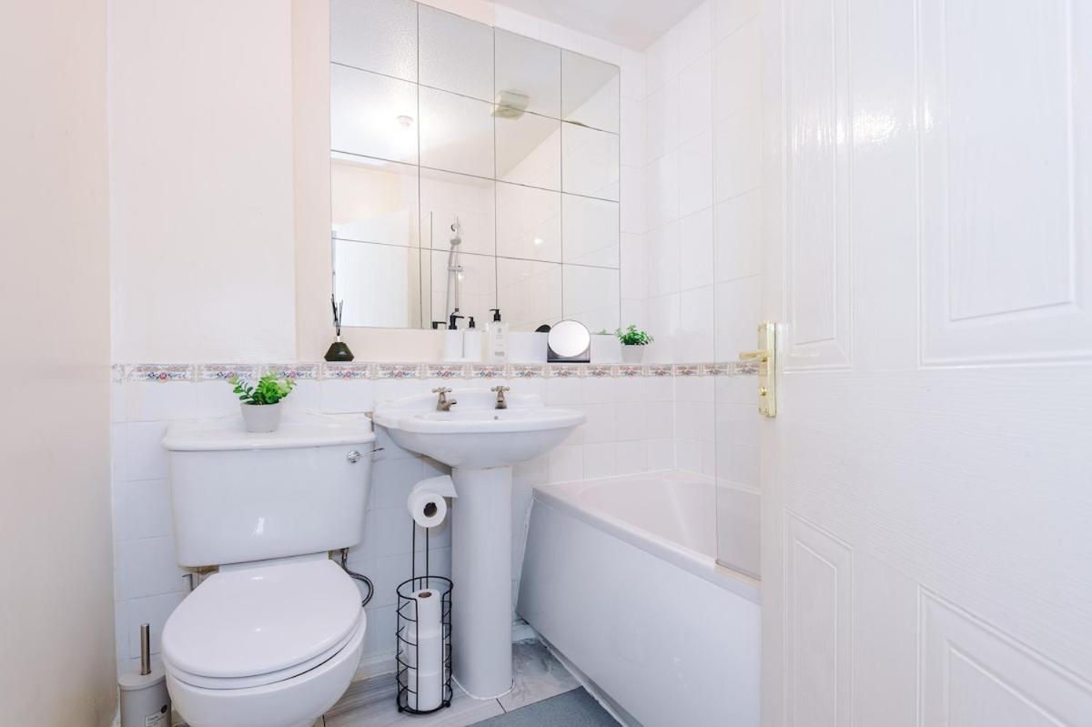 Cozy 3 Bed With Ps4 And Parking By Vista Short Lets Holiday home Manchester