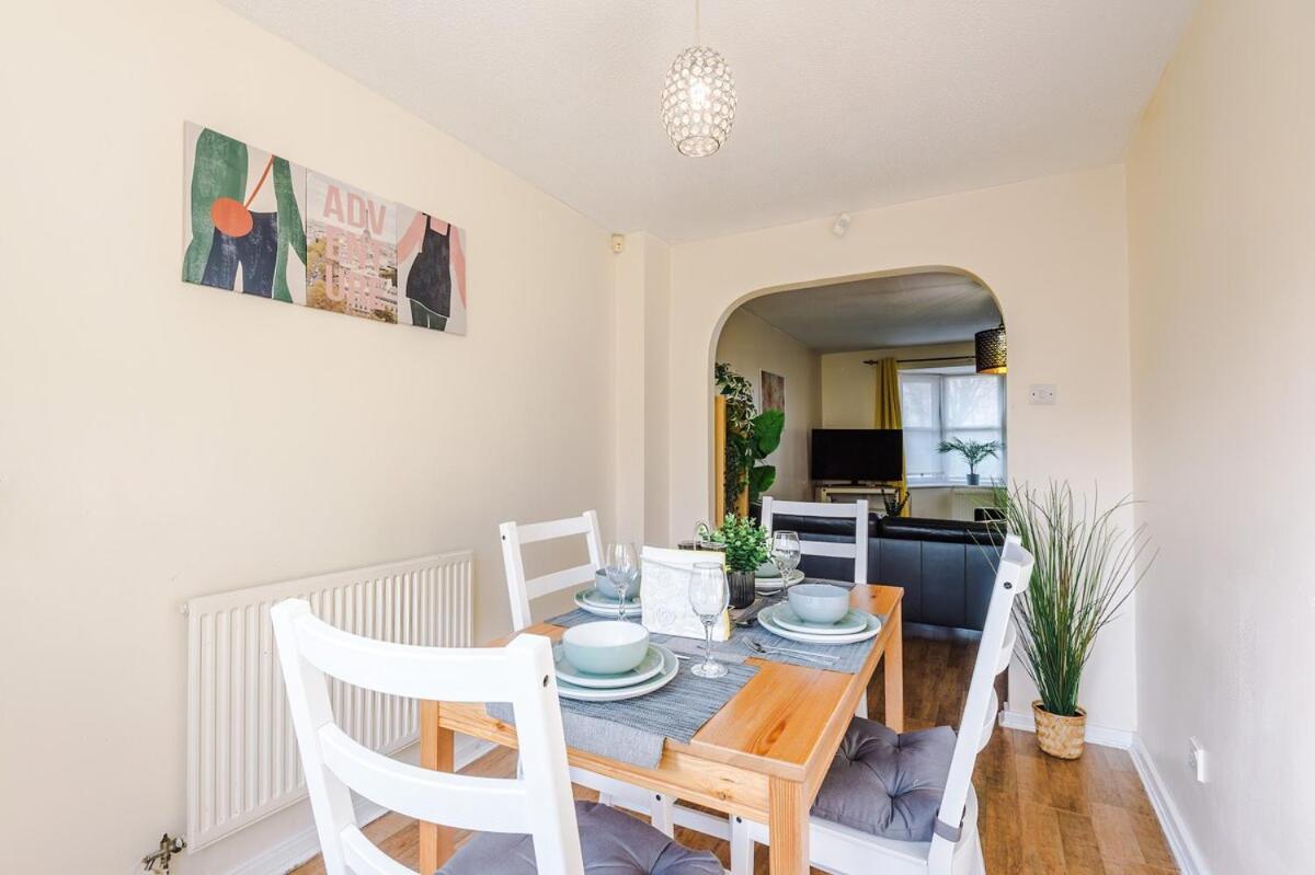 Cozy 3 Bed With Ps4 And Parking By Vista Short Lets Holiday home Manchester