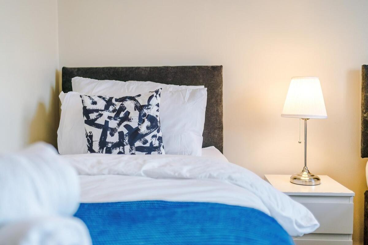 Cozy 3 Bed With Ps4 And Parking By Vista Short Lets Manchester