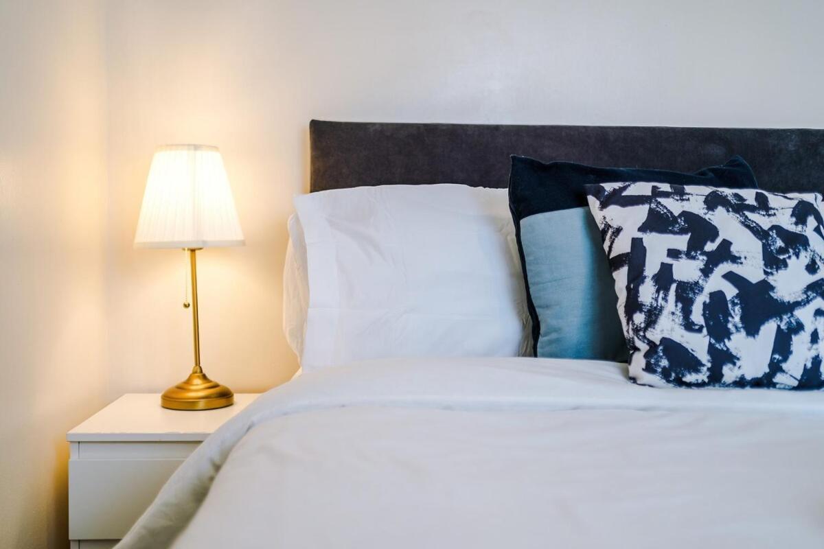 Cozy 3 Bed With Ps4 And Parking By Vista Short Lets Holiday home *