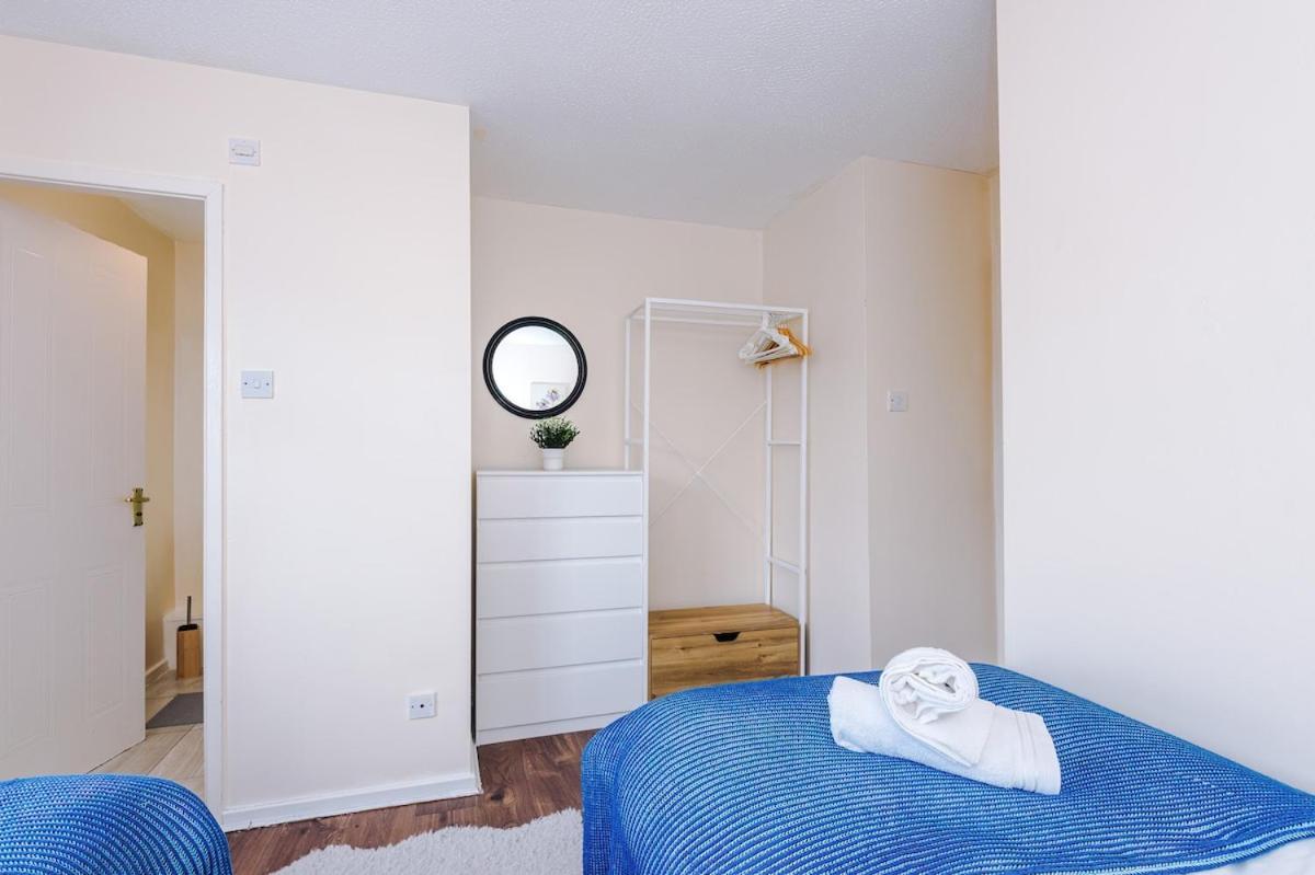 Cozy 3 Bed With Ps4 And Parking By Vista Short Lets Holiday home Manchester