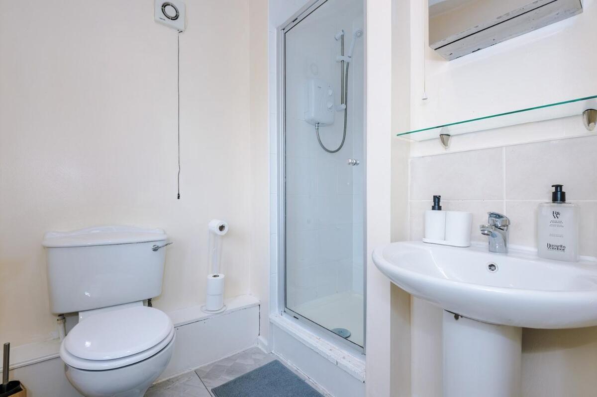 Holiday home Cozy 3 Bed With Ps4 And Parking By Vista Short Lets Manchester