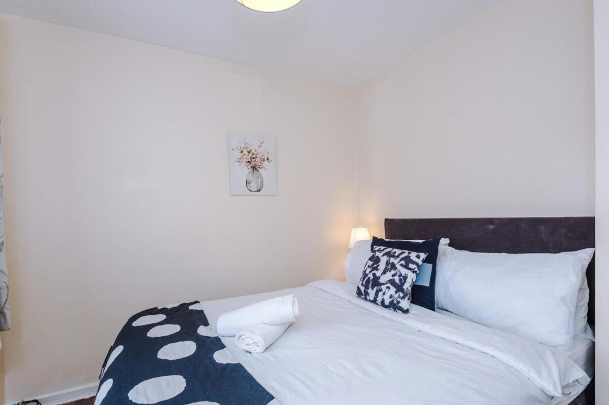 Holiday home Cozy 3 Bed With Ps4 And Parking By Vista Short Lets
