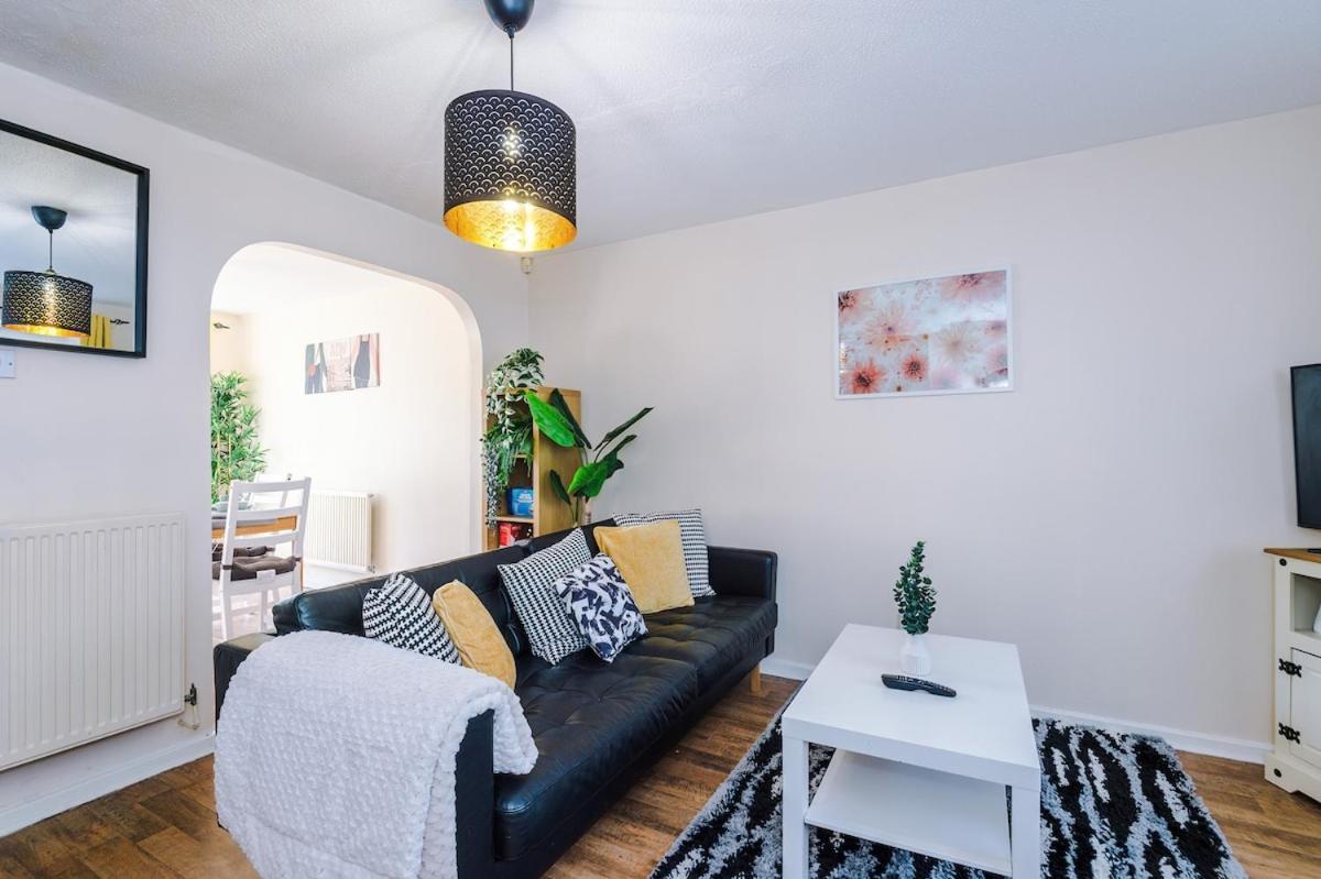 Cozy 3 Bed With Ps4 And Parking By Vista Short Lets * Manchester