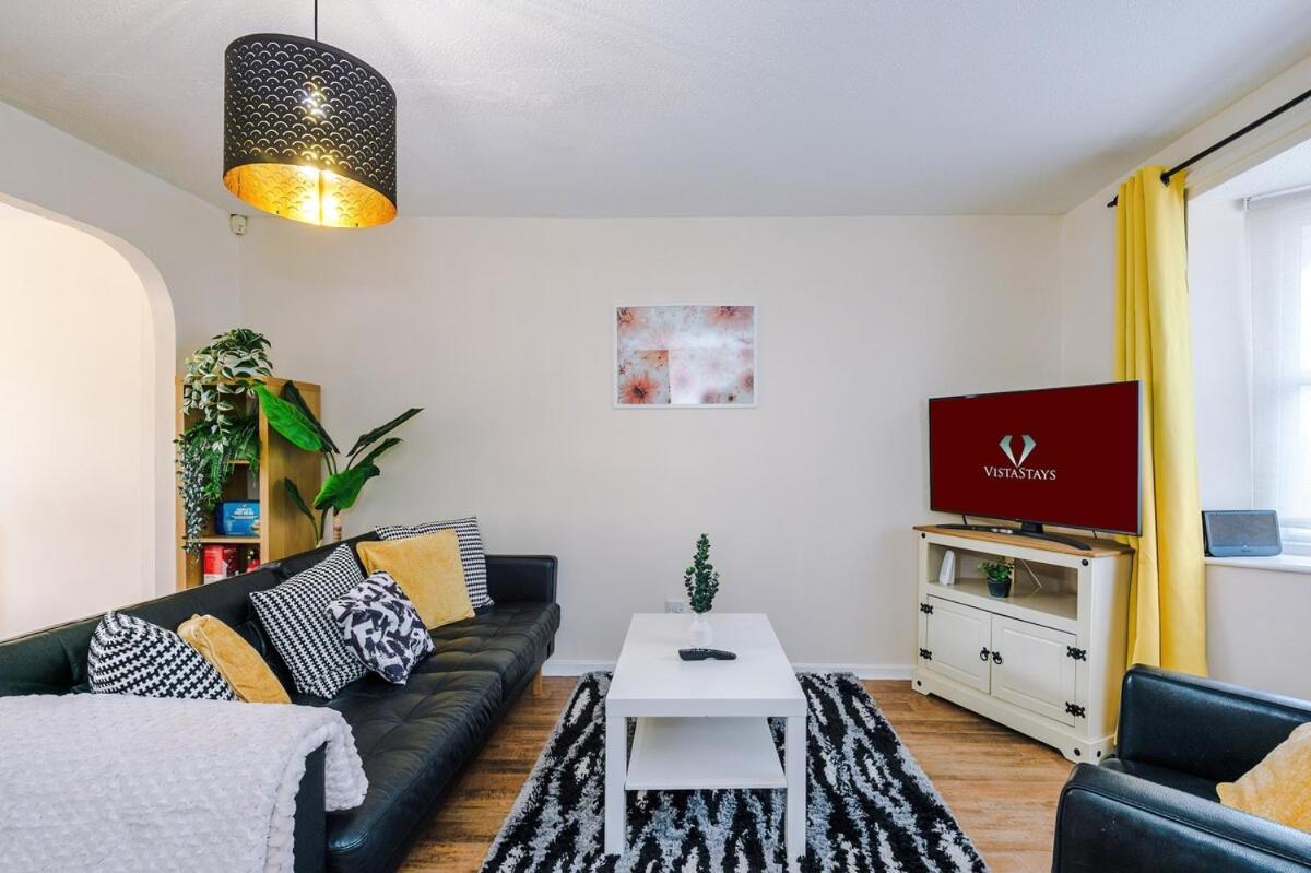 Holiday home Cozy 3 Bed With Ps4 And Parking By Vista Short Lets