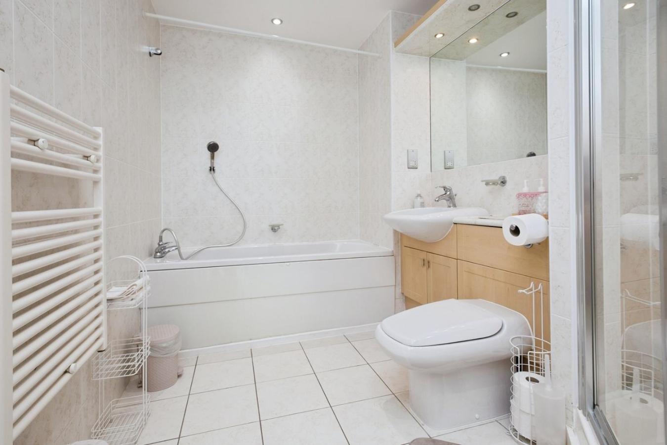 Apartment Spacious Stylish 2 Bedroom With River And Views Across United Football Club, Media Salford Quays With Free Parking *