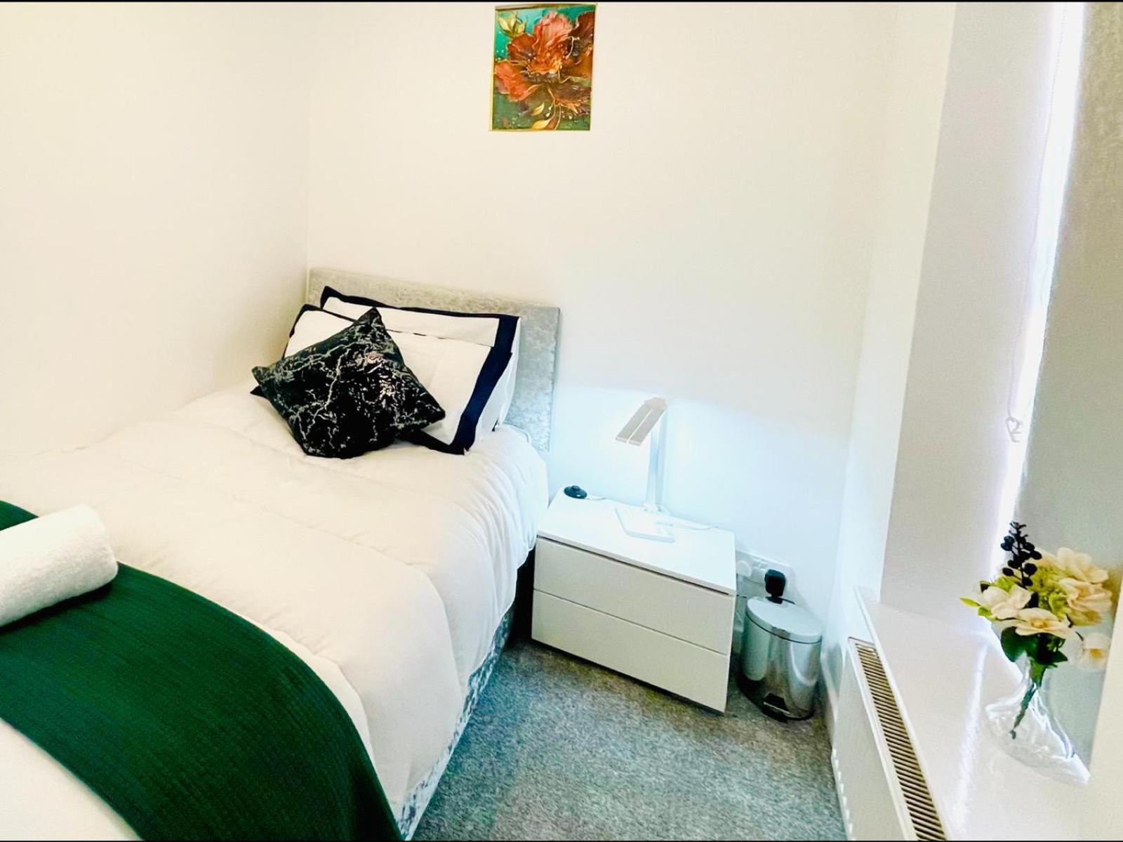 Modern 3 Bedroom Flat Near University & Hulme Park Apartment *