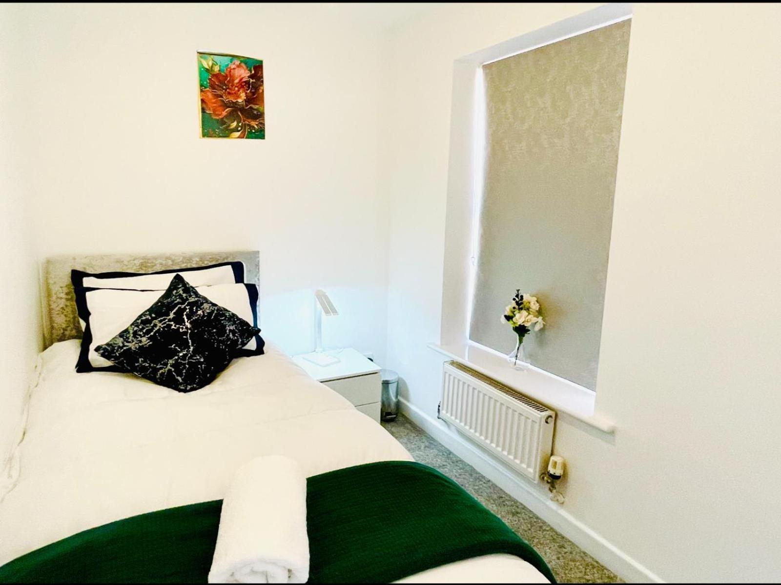 Modern 3 Bedroom Flat Near University & Hulme Park Apartment