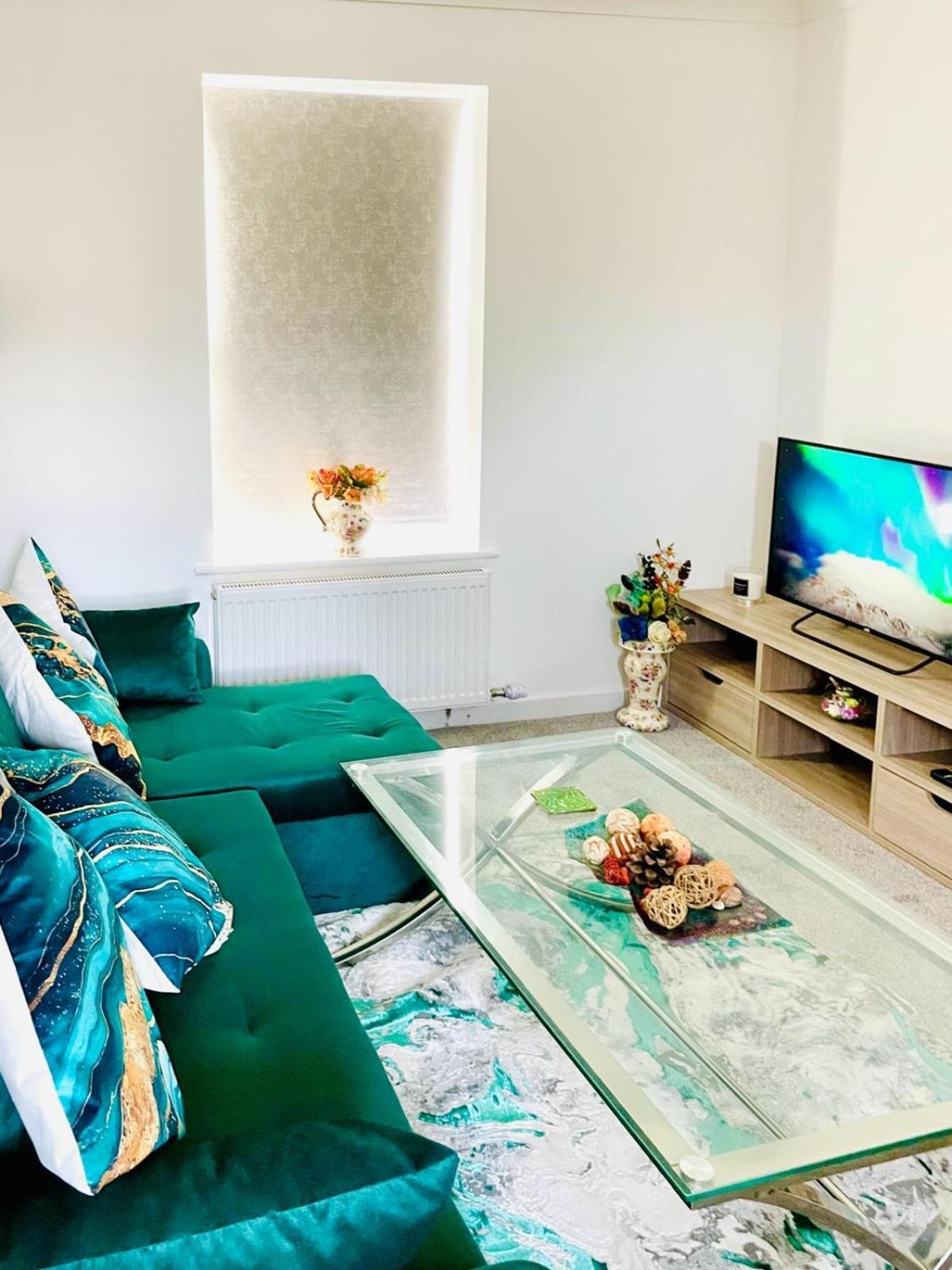 Apartment Modern 3 Bedroom Flat Near University & Hulme Park *