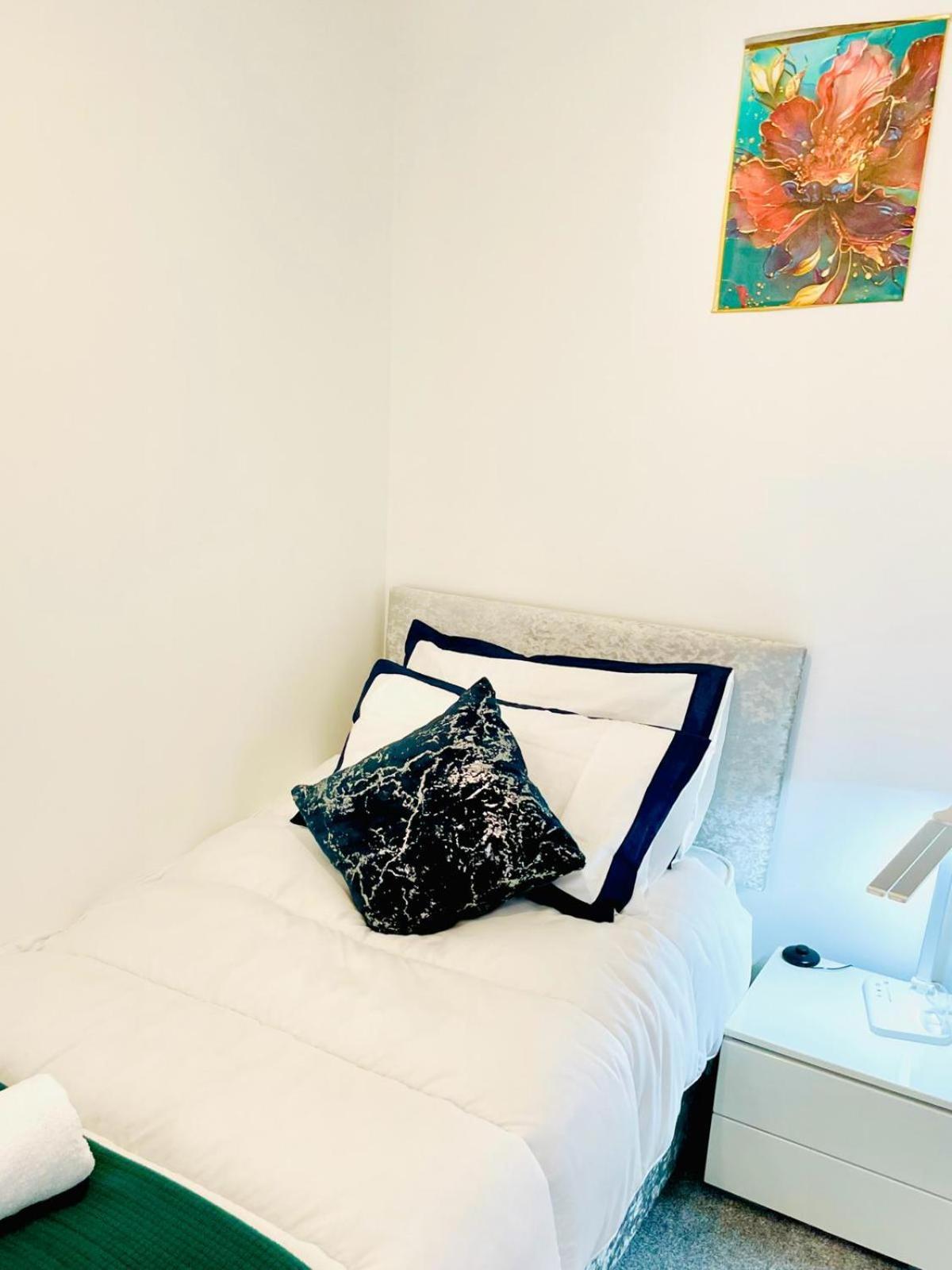 Apartment Modern 3 Bedroom Flat Near University & Hulme Park *
