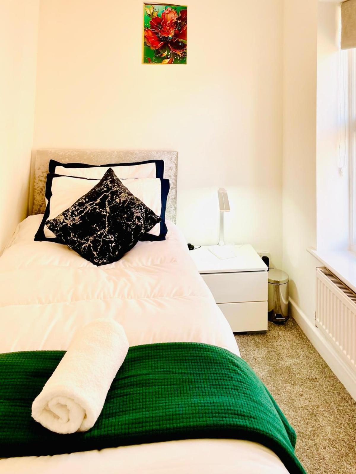 Modern 3 Bedroom Flat Near University & Hulme Park *