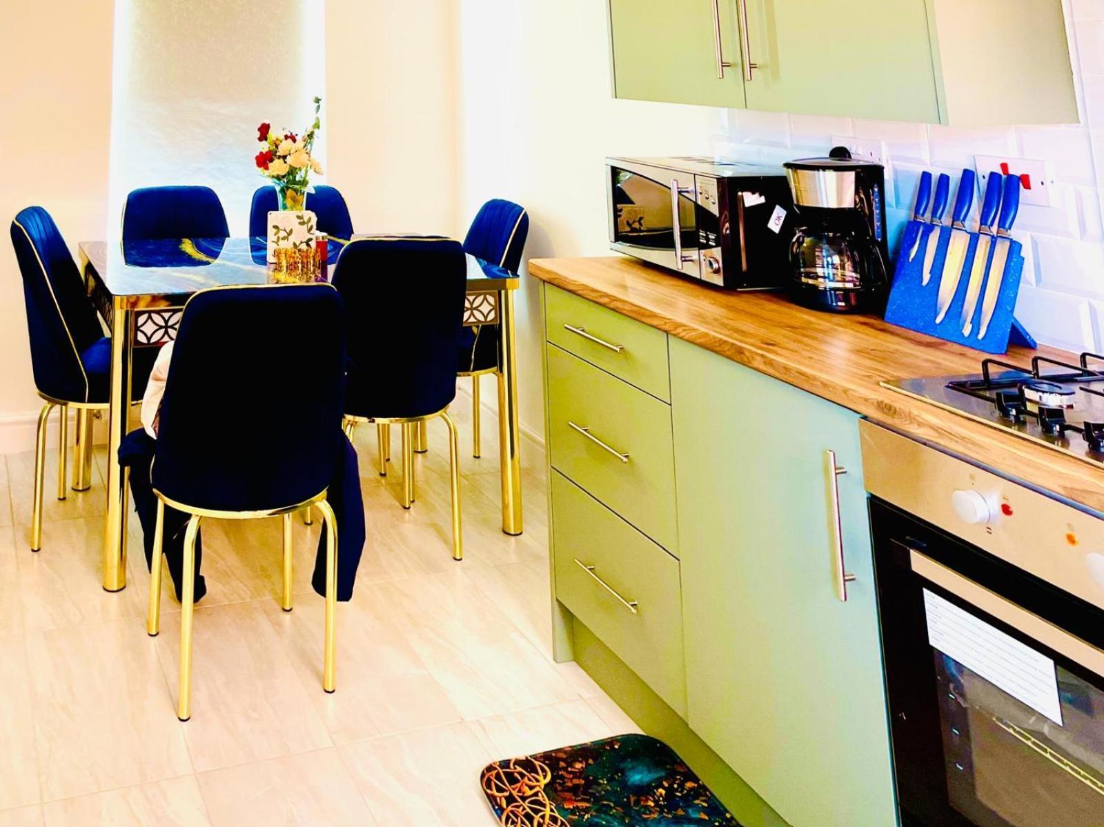 Apartment Modern 3 Bedroom Flat Near University & Hulme Park Manchester