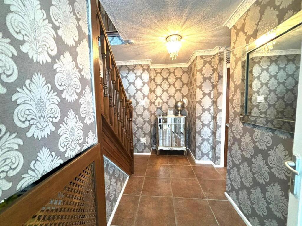 Boutique 3bd Opposite Etihad & Coop - Free Parking - Pool Table Manchester