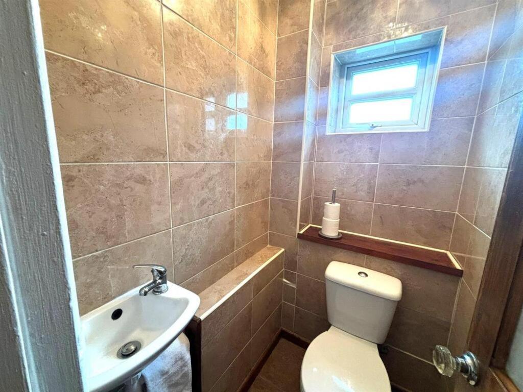 Boutique 3bd Opposite Etihad & Coop - Free Parking - Pool Table *