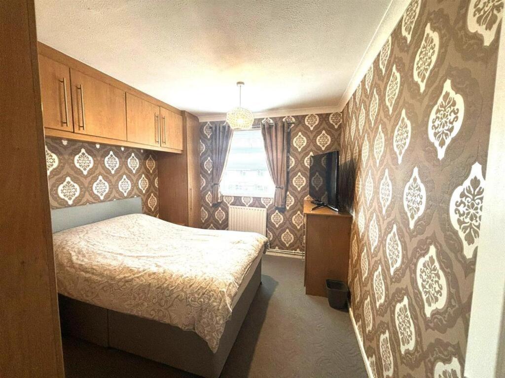 Holiday home Boutique 3bd Opposite Etihad & Coop - Free Parking - Pool Table *