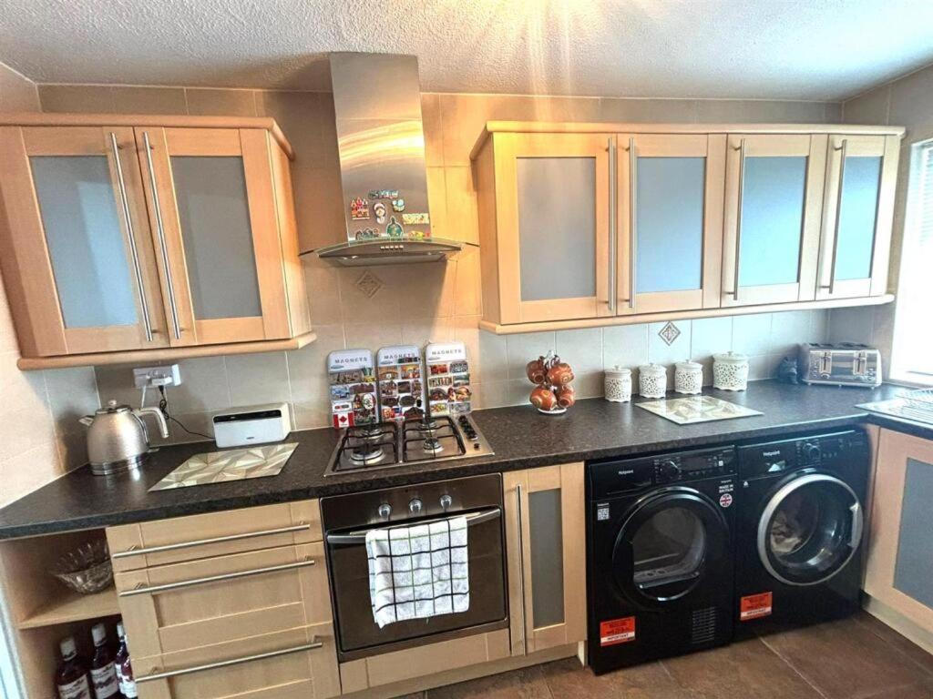 Holiday home Boutique 3bd Opposite Etihad & Coop - Free Parking - Pool Table Manchester