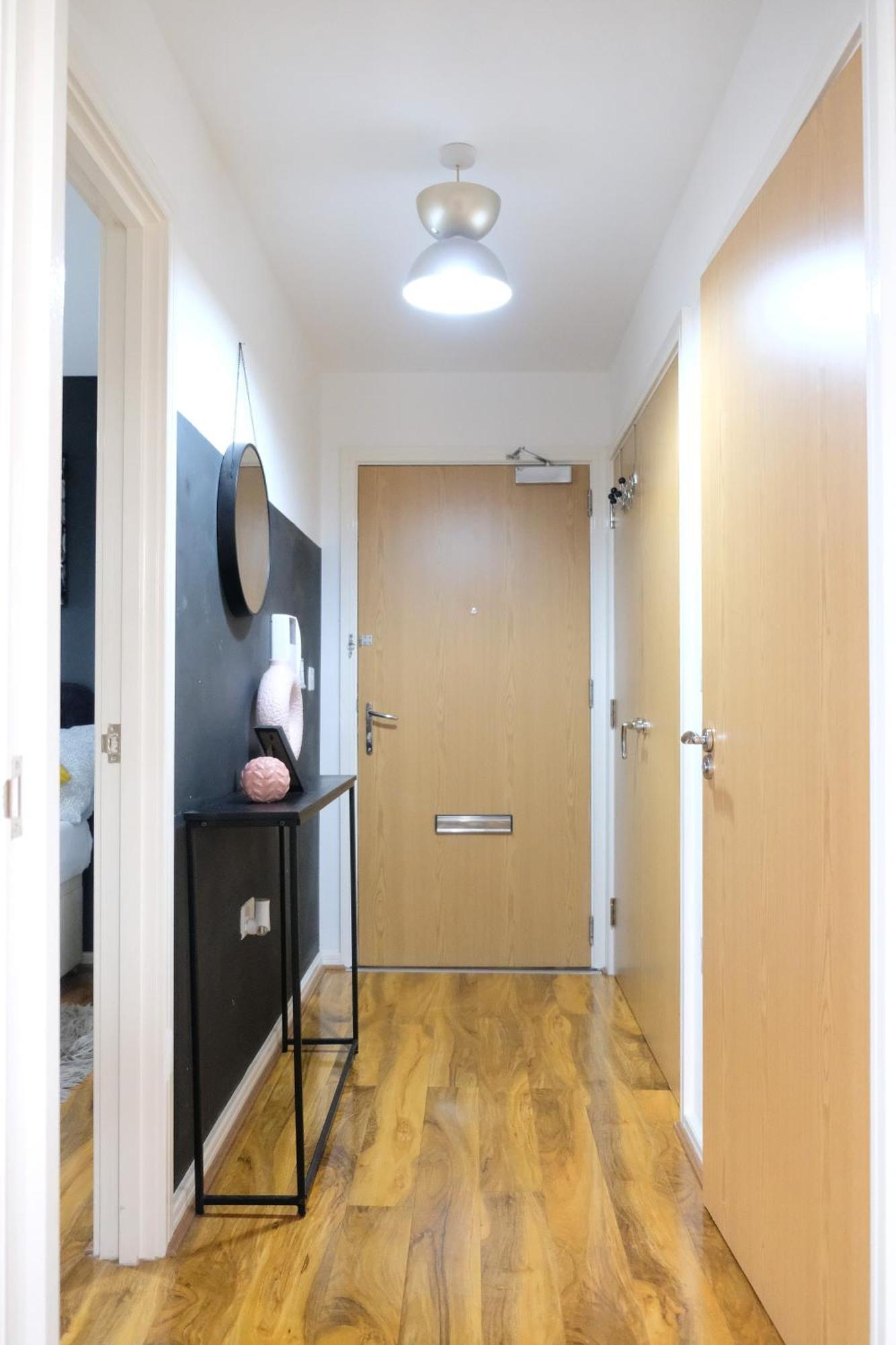 Bright 1 Bedroom Flat With Parking & Wifi For 3 Guests - Salford Uni, Victoria Station, Ao Arena Apartment