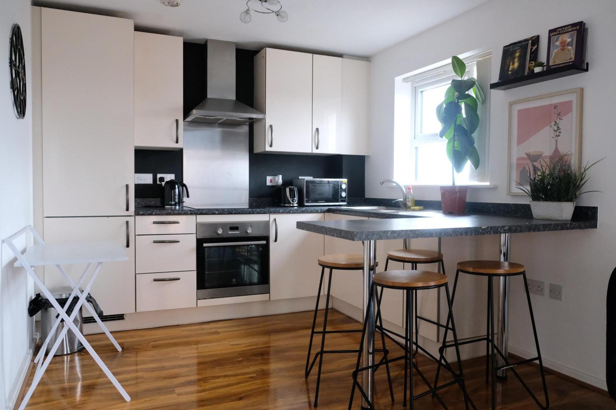 Bright 1 Bedroom Flat With Parking & Wifi For 3 Guests - Salford Uni, Victoria Station, Ao Arena Apartment