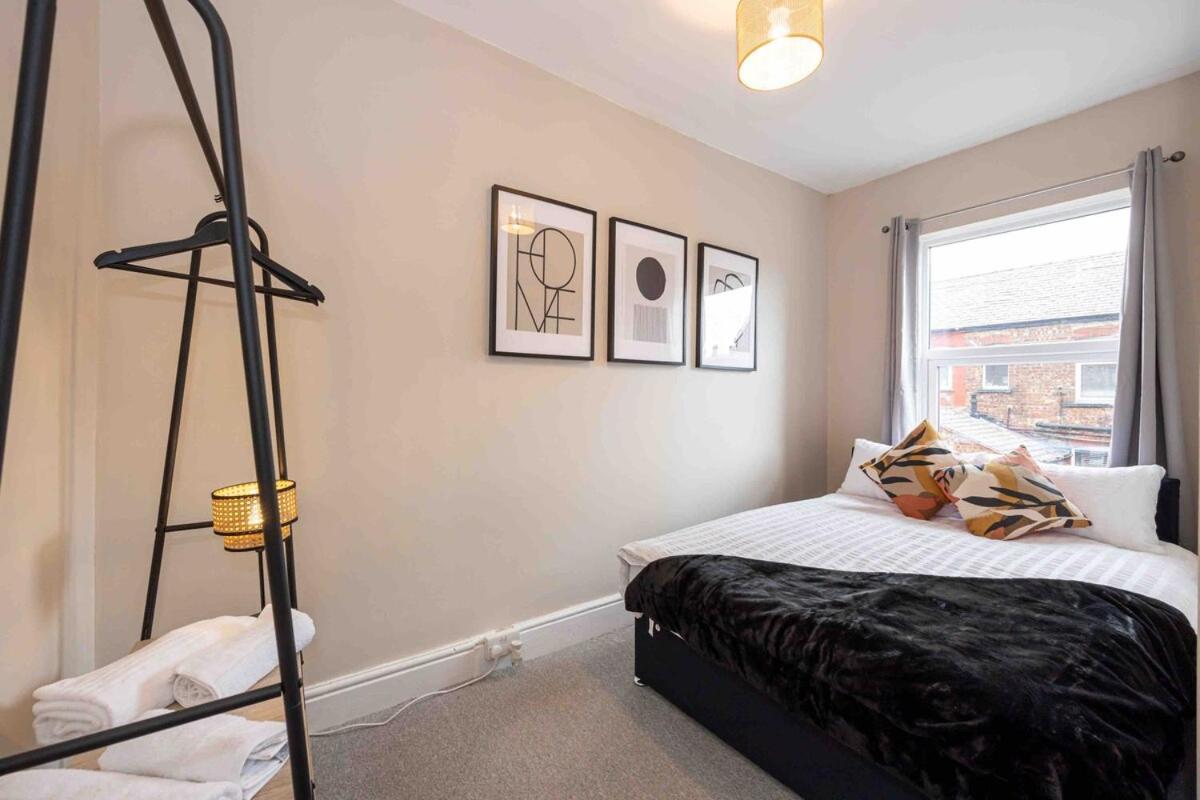 Spacious & Cozy In Salford Holiday home