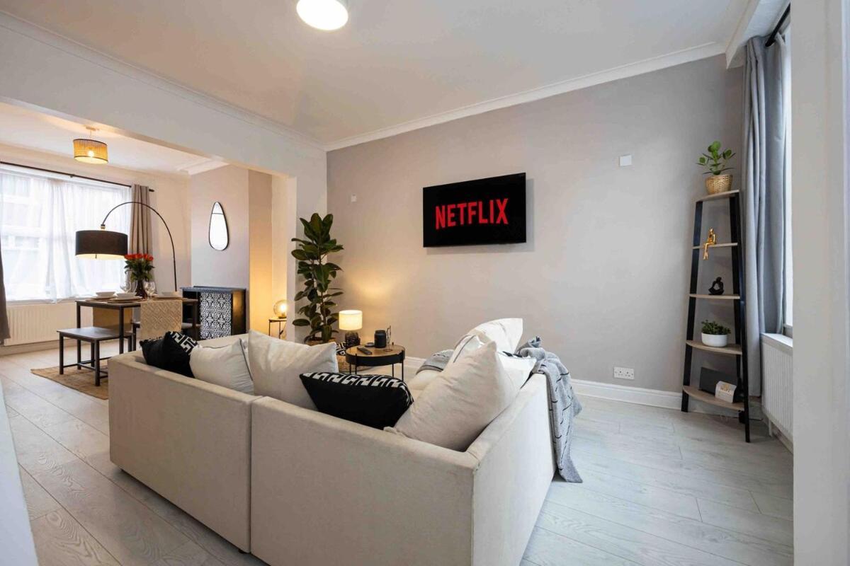 Holiday home Spacious & Cozy In Salford Manchester
