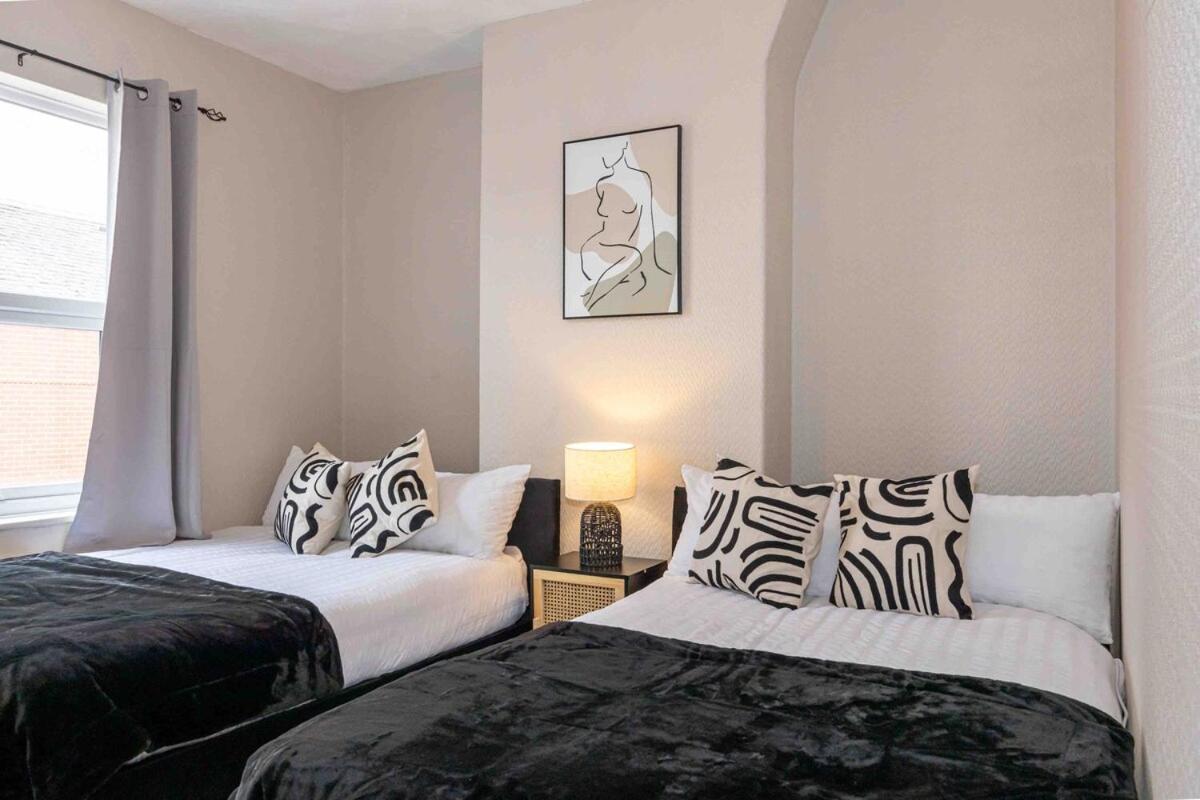 Spacious & Cozy In Salford Holiday home *