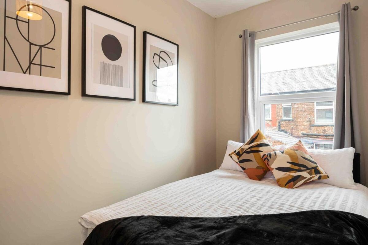Spacious & Cozy In Salford Holiday home