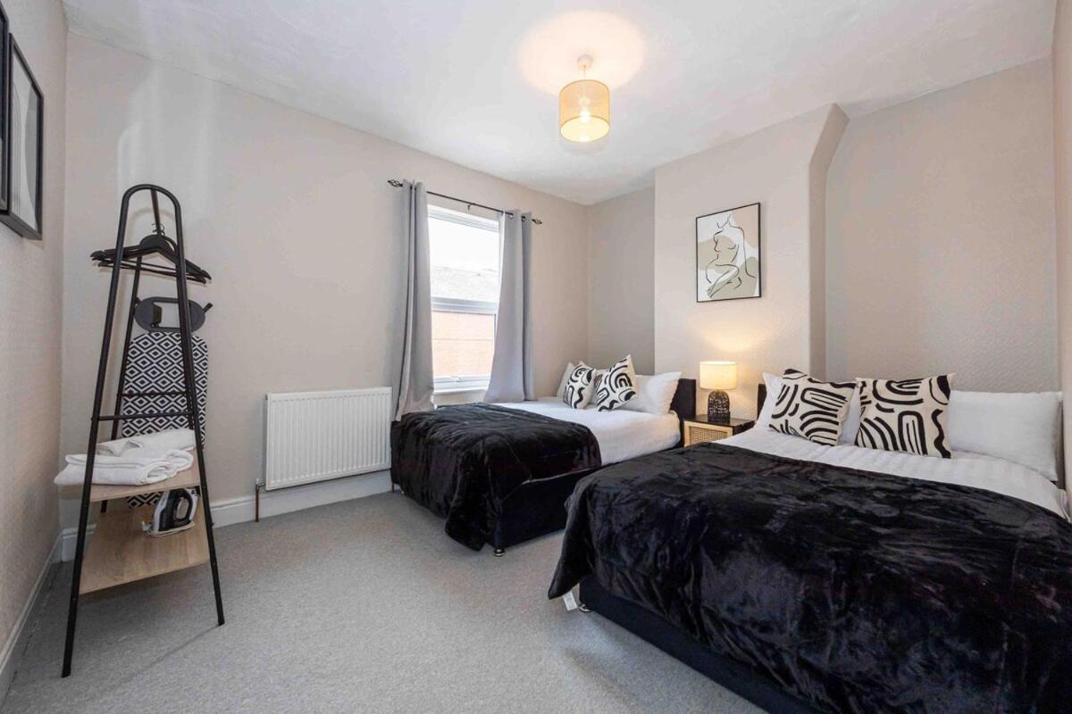Spacious & Cozy In Salford *