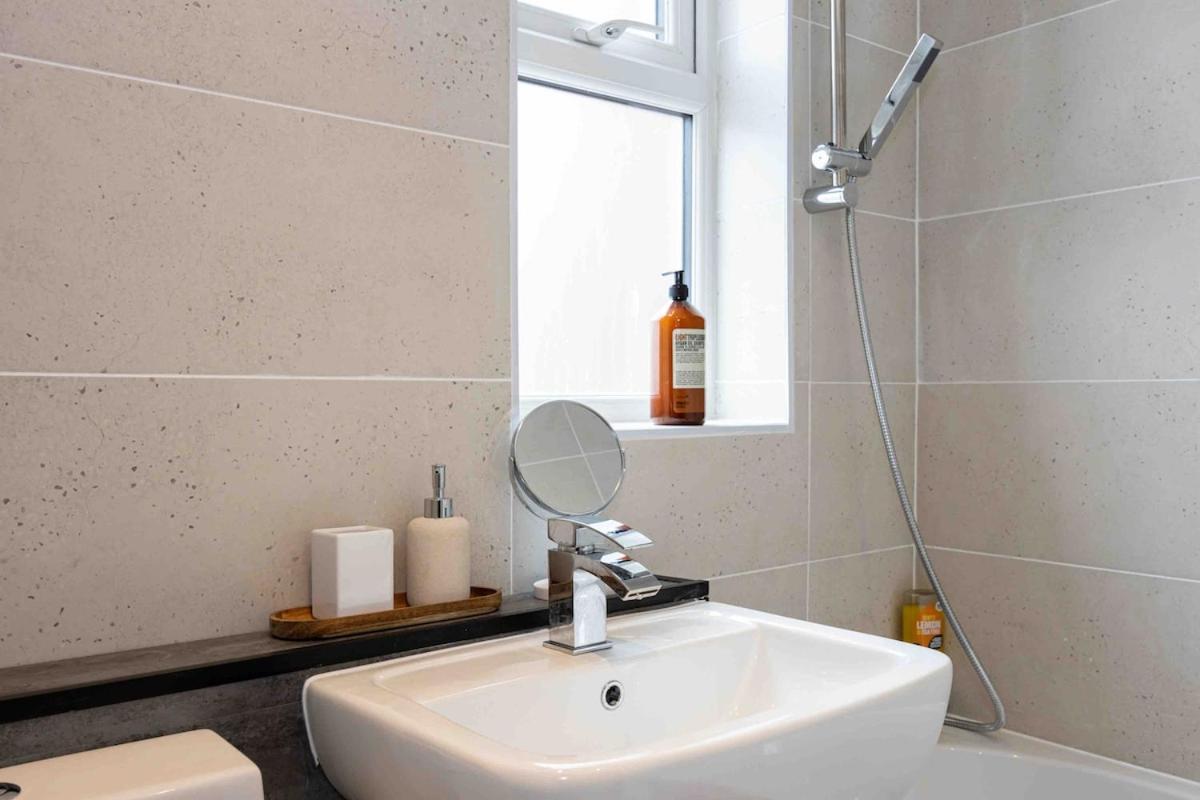 Spacious & Cozy In Salford * Manchester