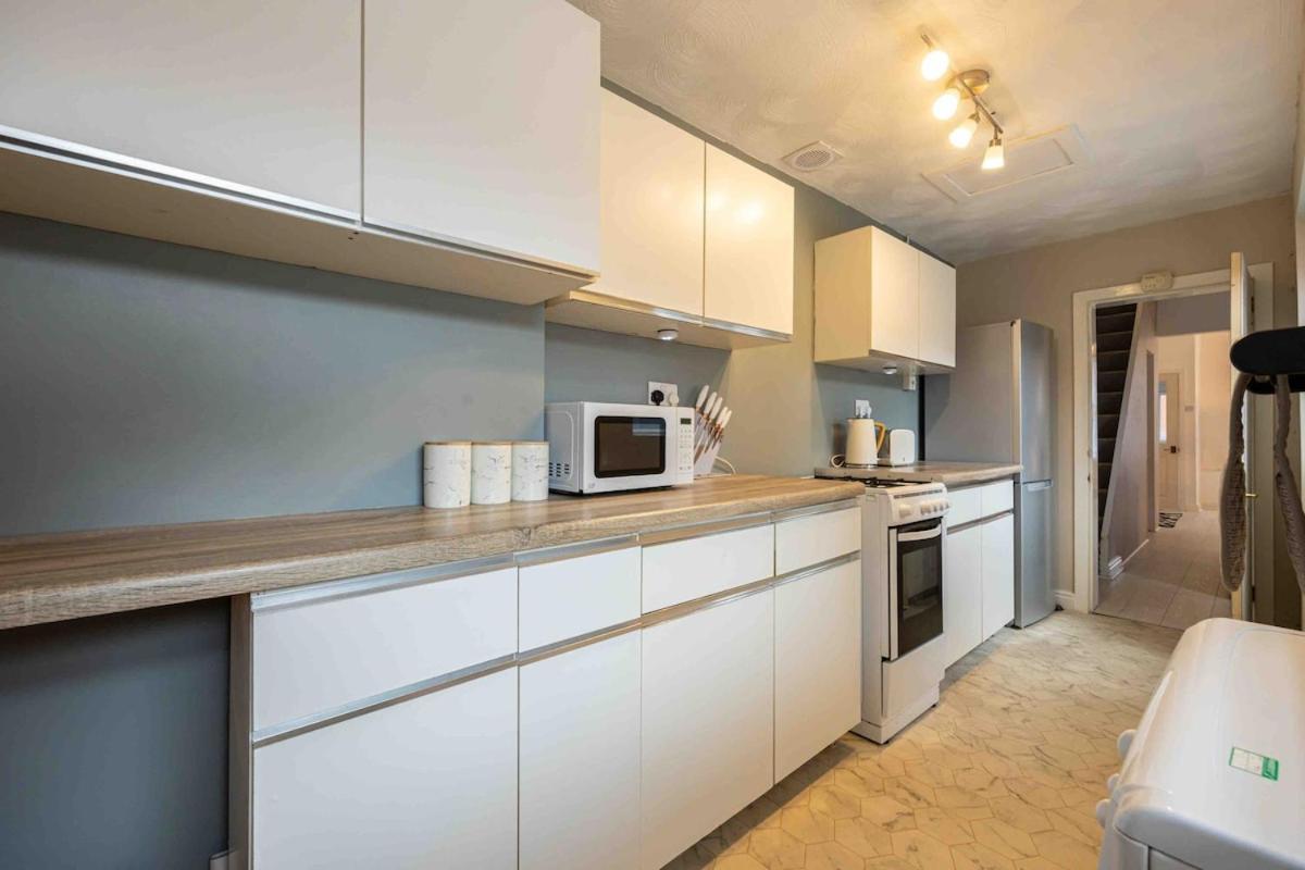 Spacious & Cozy In Salford
