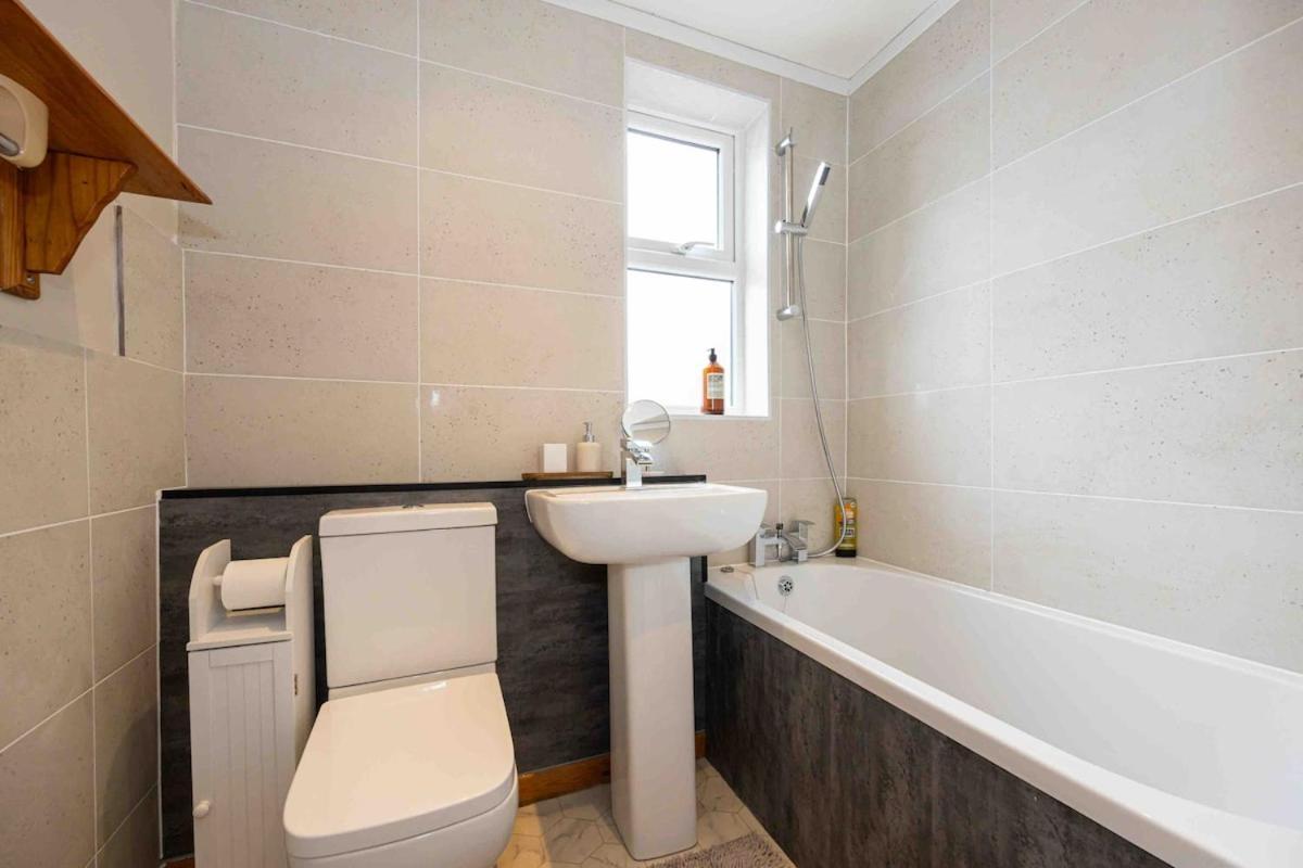 Spacious & Cozy In Salford *
