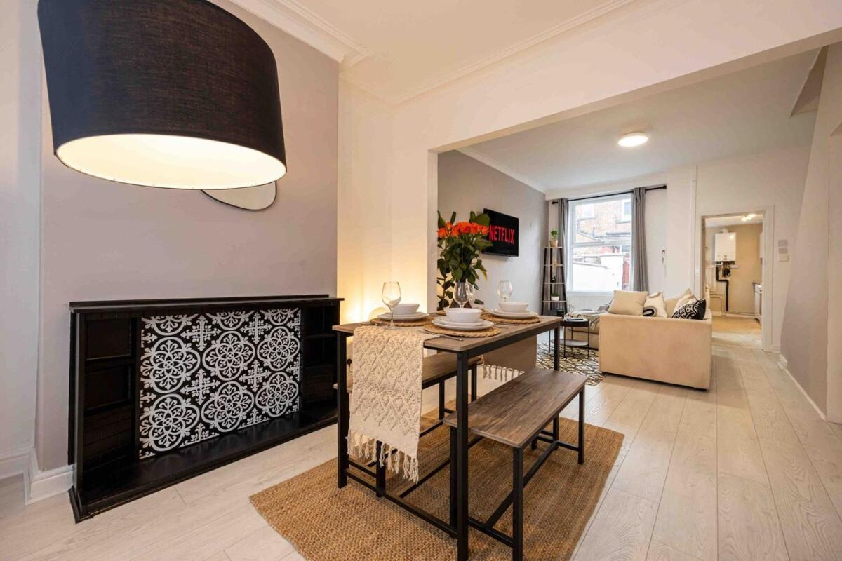 Spacious & Cozy In Salford