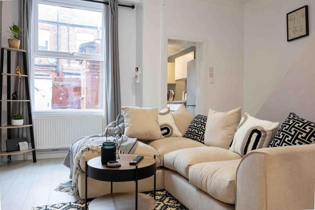 Spacious & Cozy In Salford Holiday home