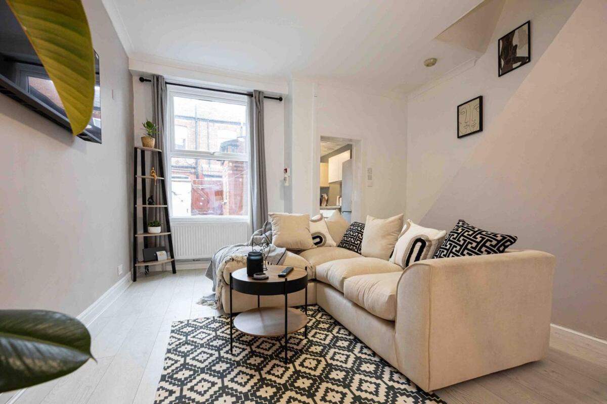 Holiday home Spacious & Cozy In Salford *