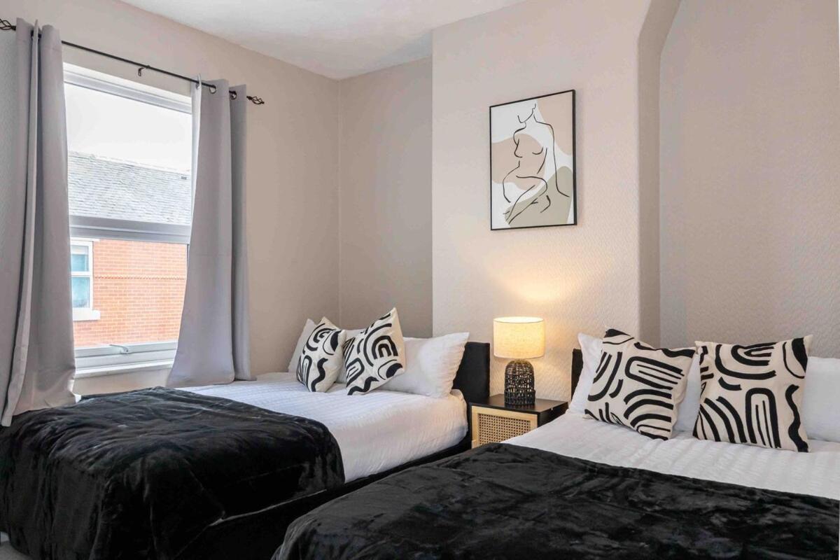 Spacious & Cozy In Salford *