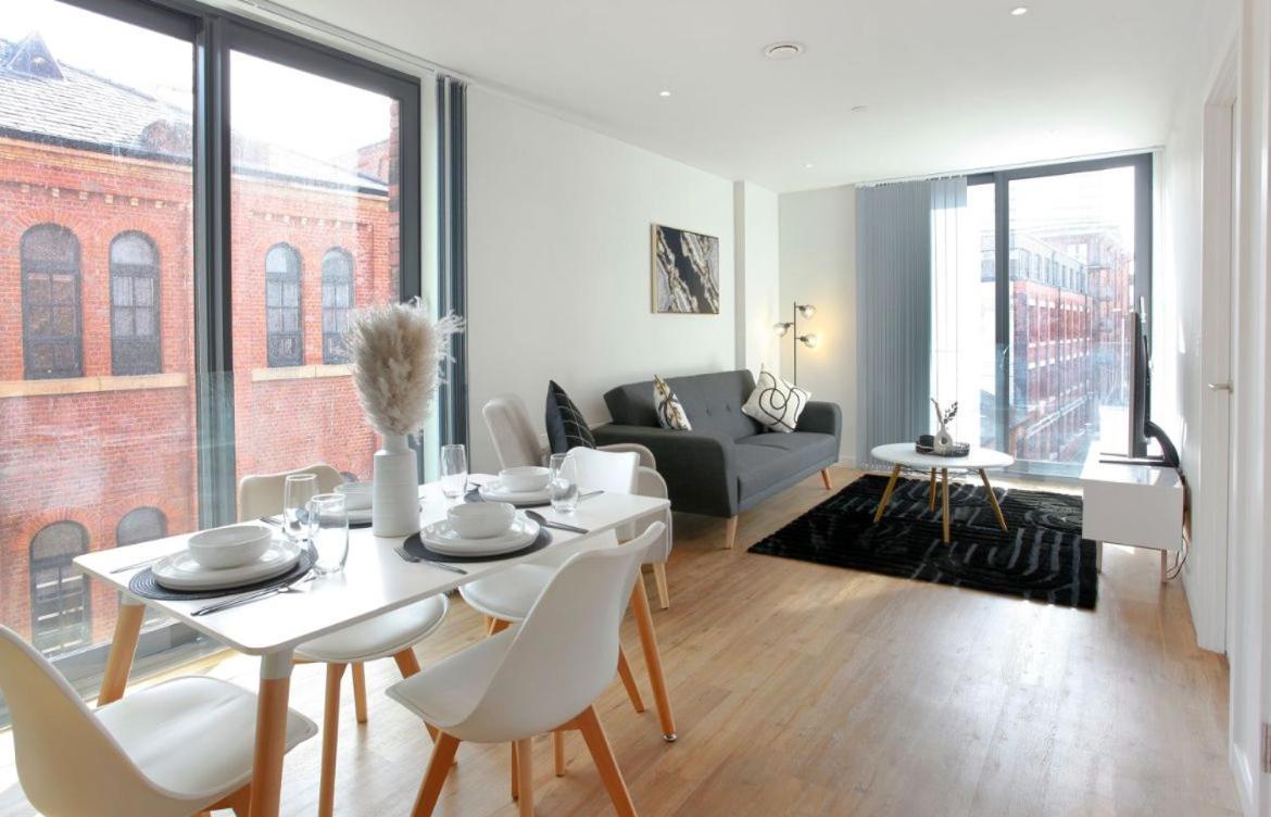 Spacious In Mcr With Terrace, Gym Apartment