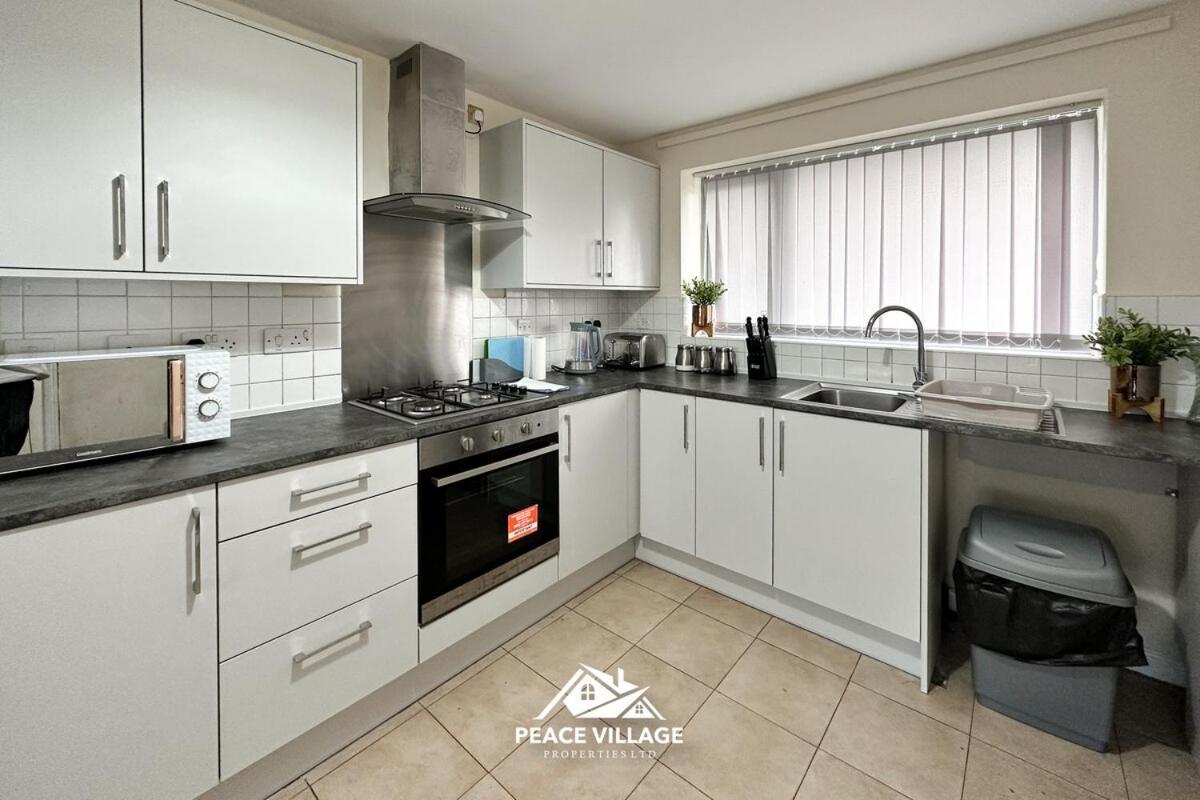 Holiday home Gateway 5min To Centre W Parking