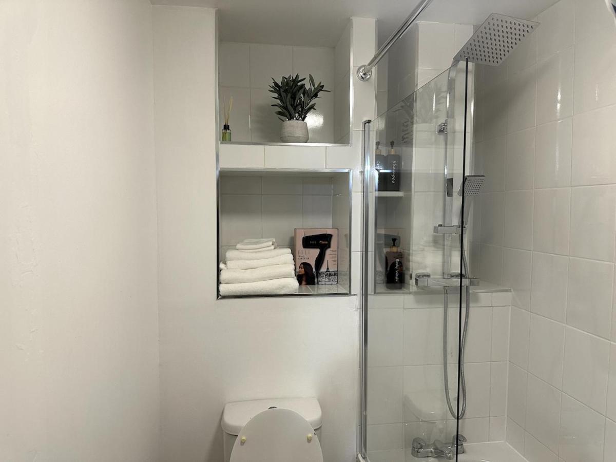 Inside City, Modern & Luxurious 2 Bed Apartment, Entire Unit