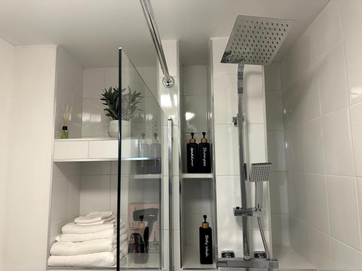 Apartment Inside City, Modern & Luxurious 2 Bed Apartment, Entire Unit *