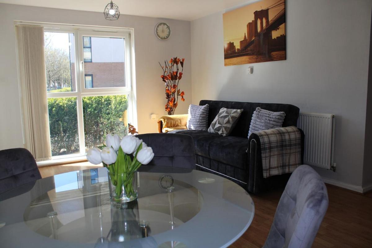 Apartment Inside City, Modern & Luxurious 2 Bed Apartment, Entire Unit *