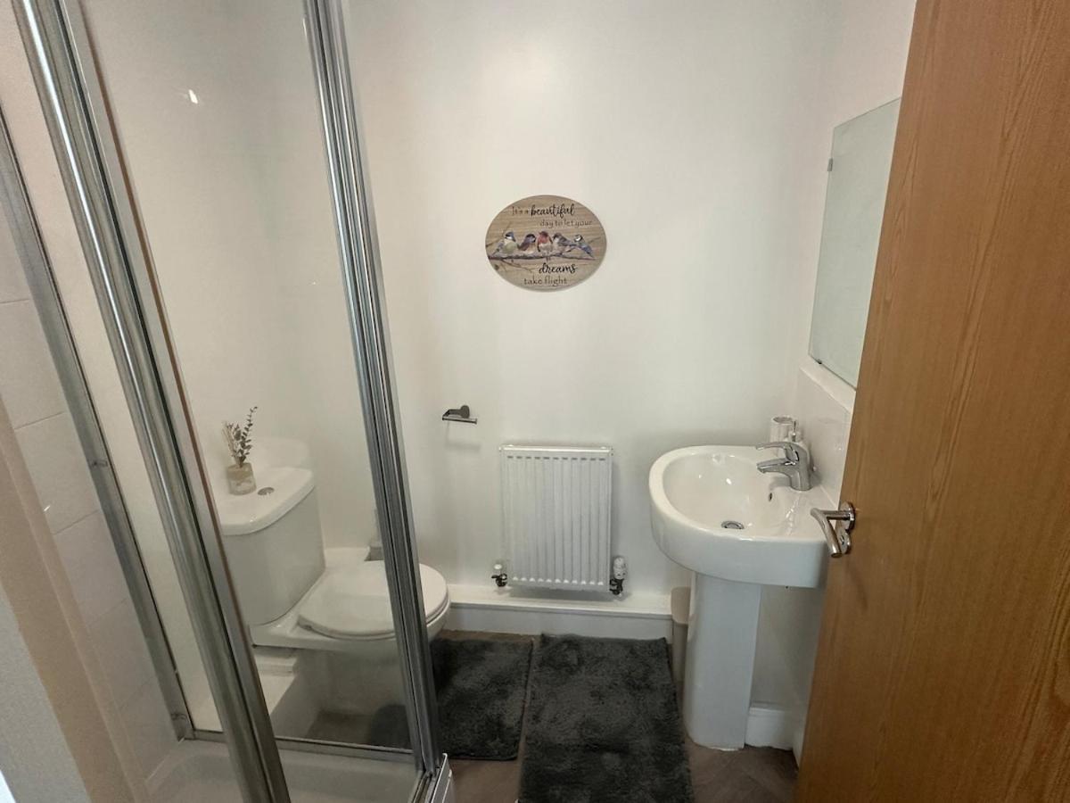 Inside City, Modern & Luxurious 2 Bed Apartment, Entire Unit Apartment Manchester