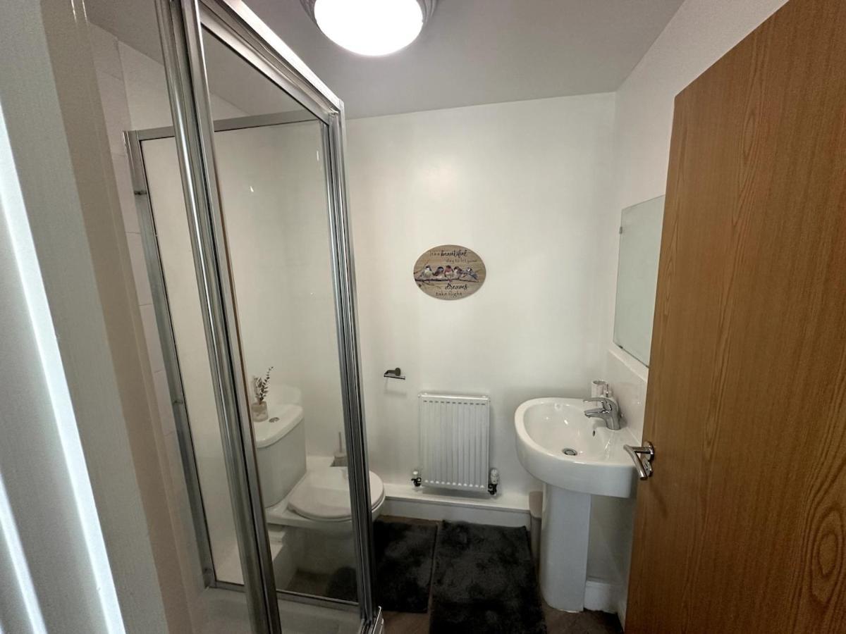 Inside City, Modern & Luxurious 2 Bed Apartment, Entire Unit Manchester