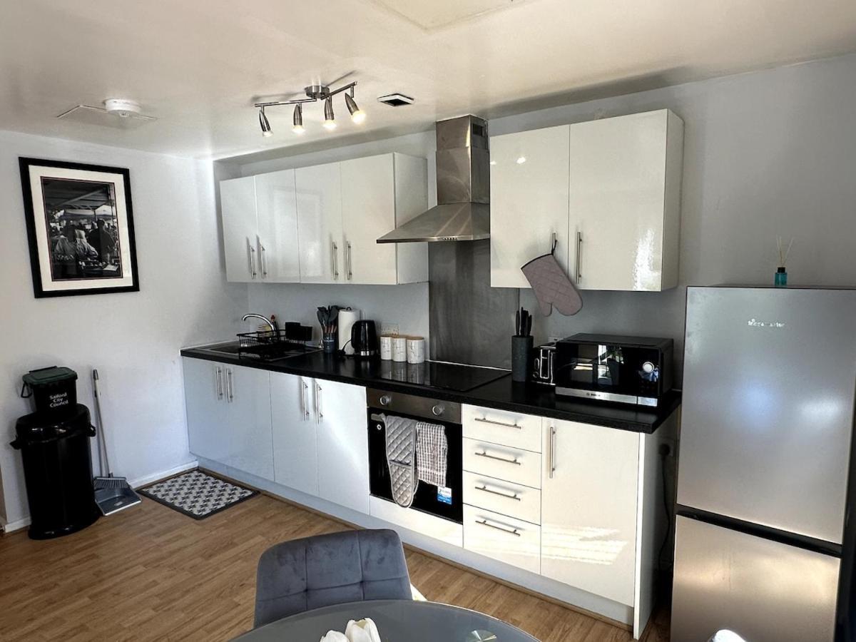 Apartment Inside City, Modern & Luxurious 2 Bed Apartment, Entire Unit *