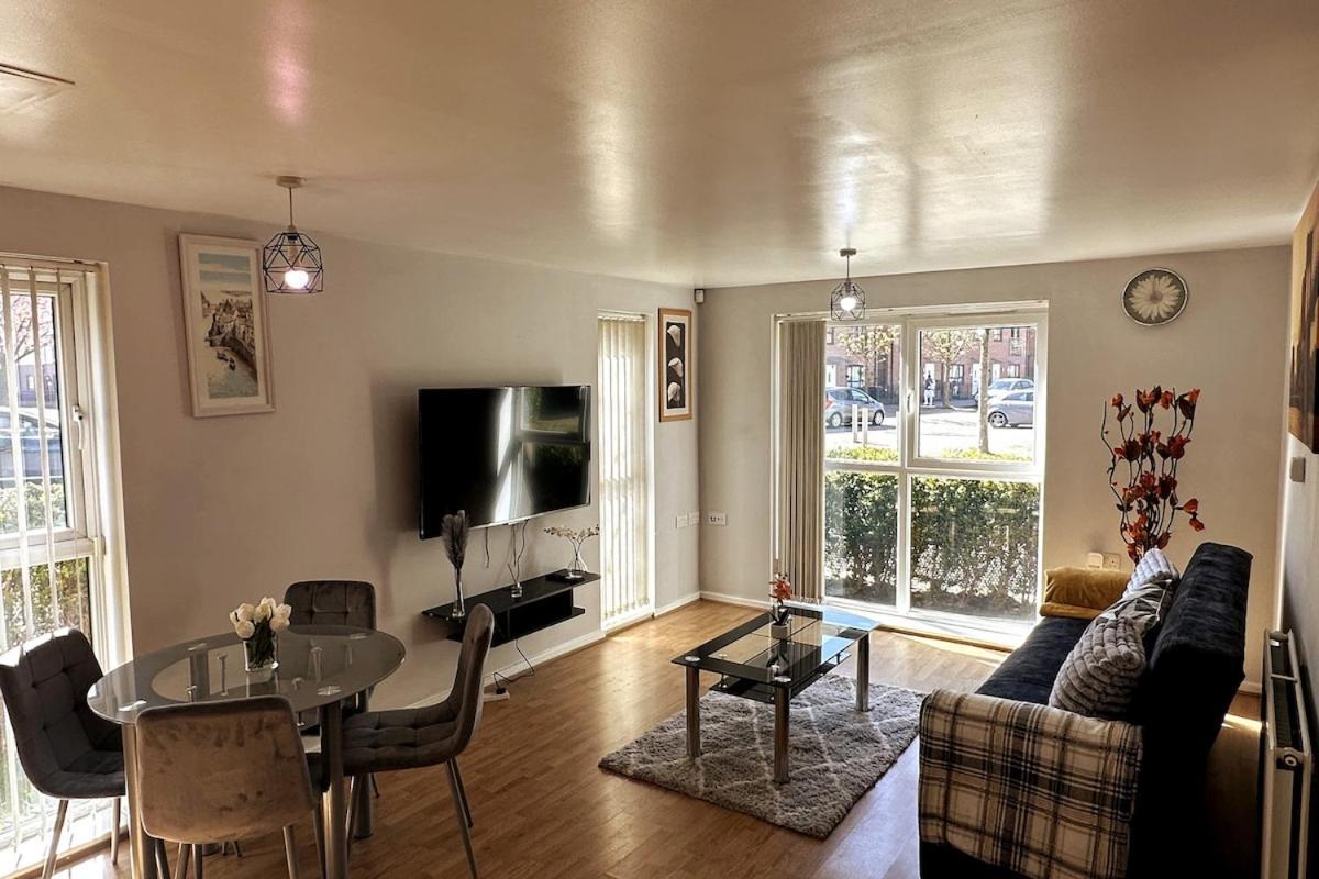 Apartment Inside City, Modern & Luxurious 2 Bed Apartment, Entire Unit *