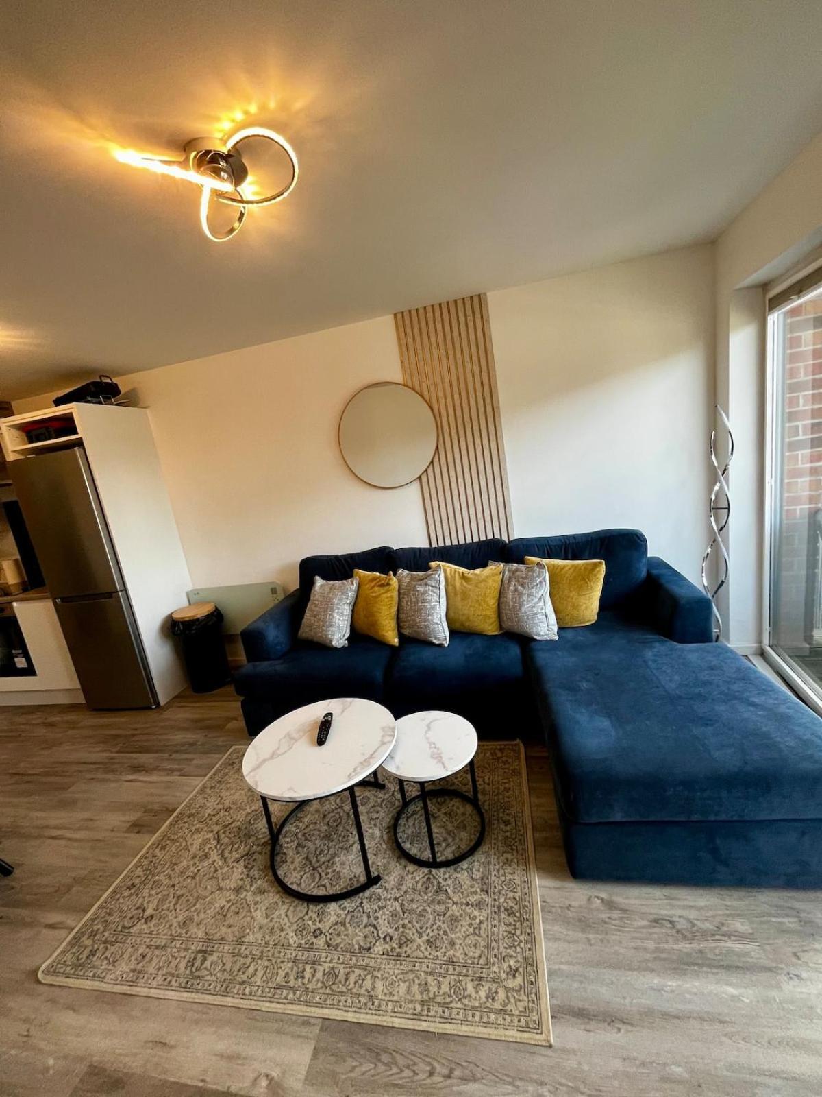 Chic 2-bed Flat - Coop Live & Ethiad Apartment *