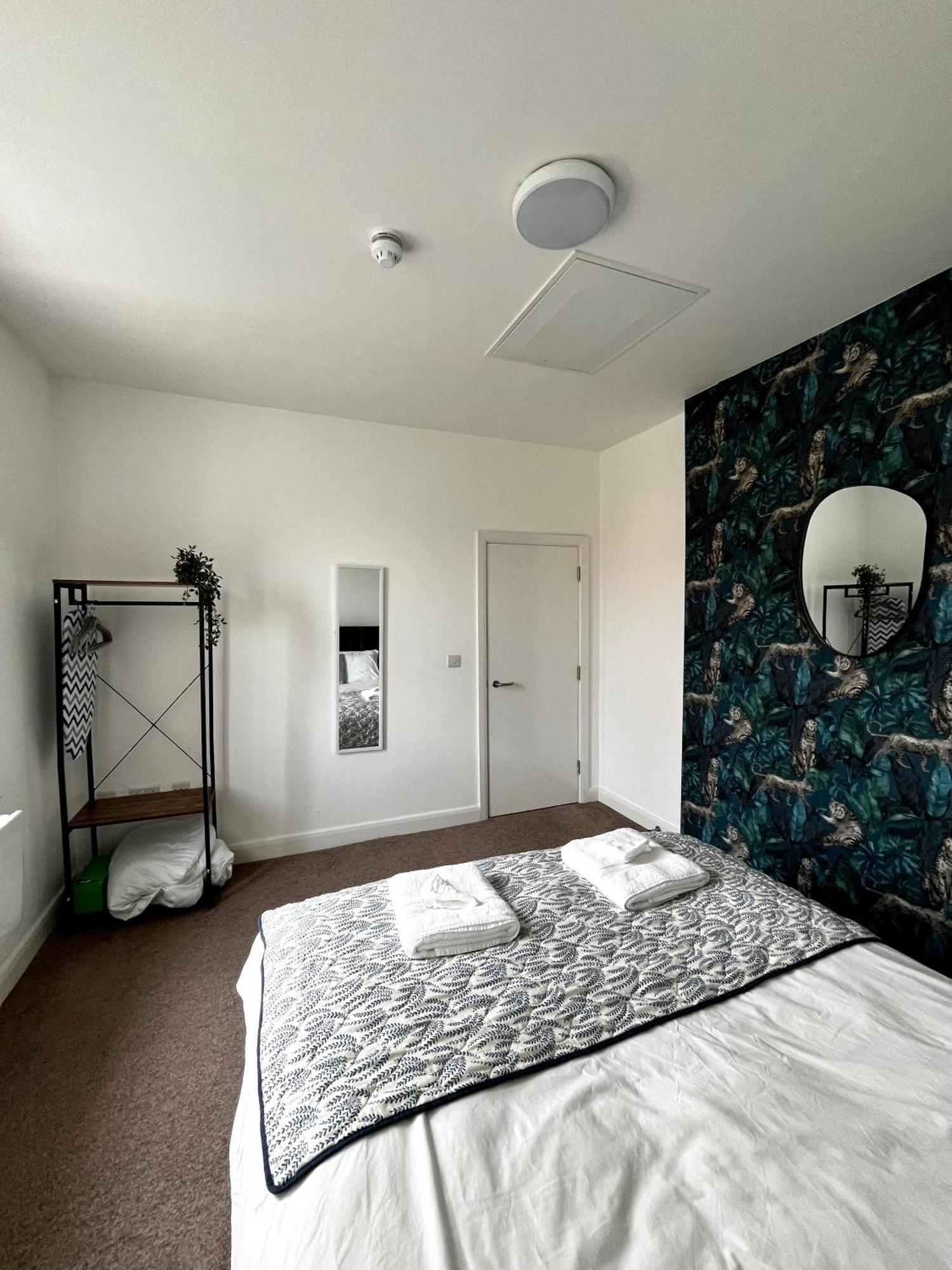 The Failsworth Collection - Stylish With Free Parking Appartement